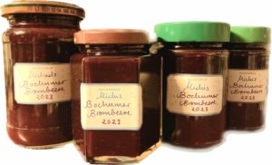 Gläser mit Brombeermarmelade